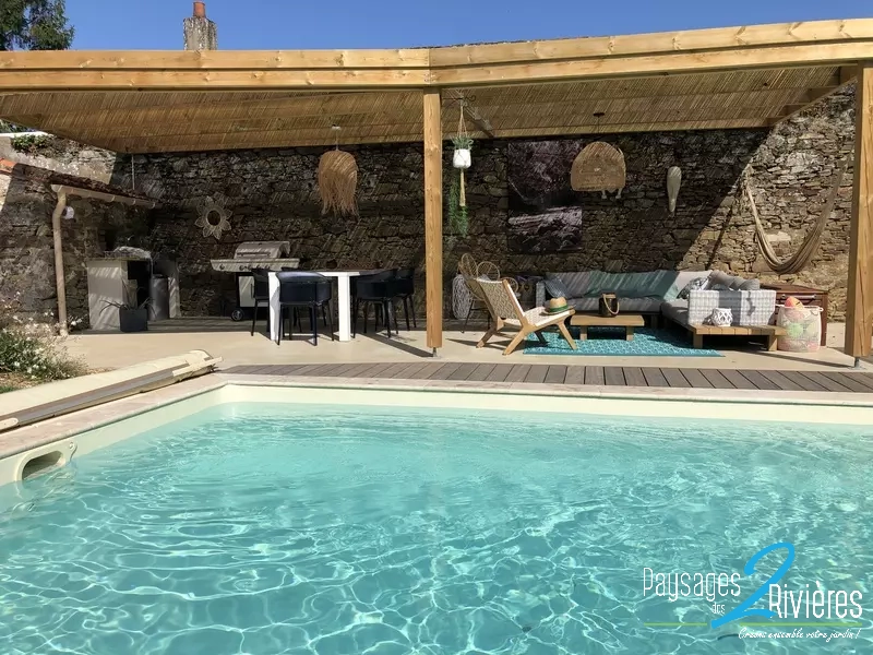 Piscine entouré d'une terrasse et d'une pergolas en bois - Paysagiste Nantes des Deux Rivières