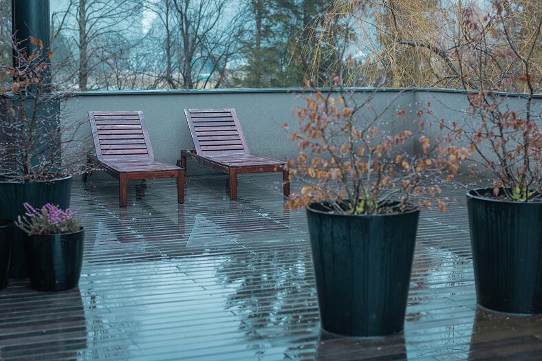 Évacuation des eaux de pluie dans le jardin : solutions et entretien après une année pluvieuse