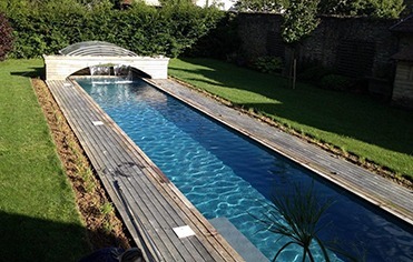 Intégration paysagère d’une piscine couloir de nage dans un jardin contemporain – Paysage des Deux Rivières - Piscine couloir de nage