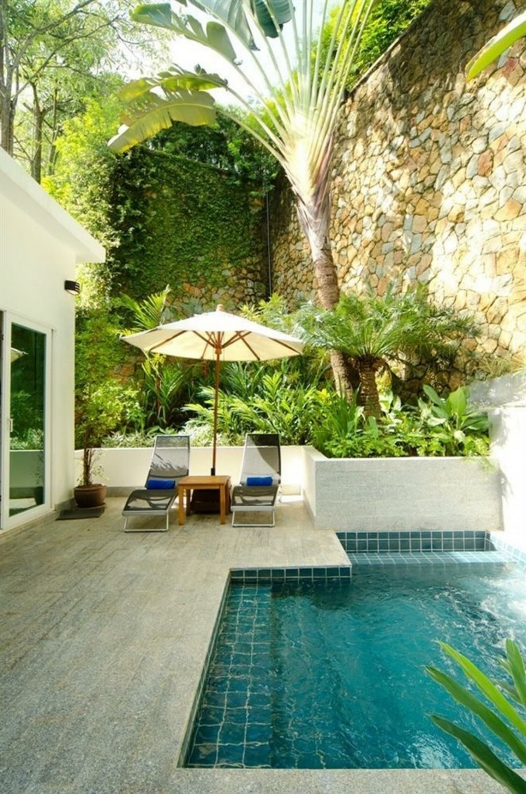Petit jardin avec piscine et végétation dense – intégration paysagère par Paysage des Deux Rivières | Eaux pluviales piscine