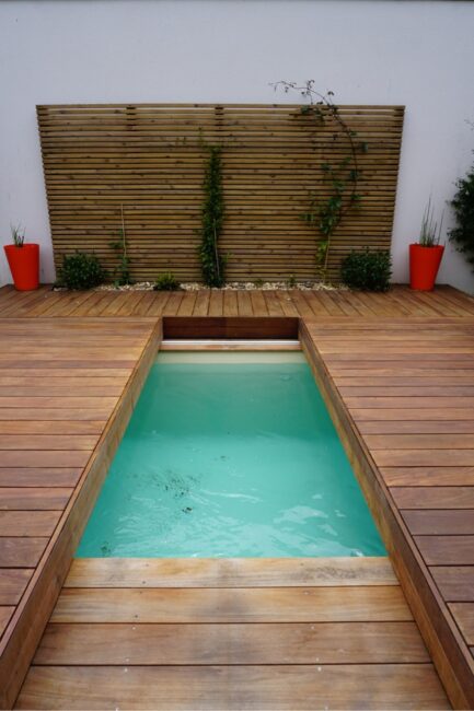Piscine compacte en terrasse bois dans un petit jardin – optimisation des abords et drainage discret | Paysage des Deux Rivières