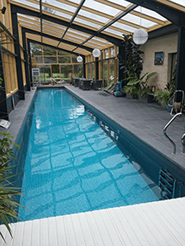Piscine couloir de nage chauffée en hiver grâce à une pompe à chaleur – projet signé Paysage des Deux Rivières - Piscine couloir de nage