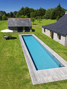 Piscine couloir de nage moderne avec terrasse bois – réalisation Paysage des Deux Rivières - Piscine couloir de nage