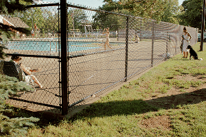barriere-chain-link-piscine-publique-securite-paysages-des-2-rivieres