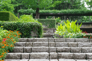 escalier-fleurs-pierre-jardin-en-pente-nantes