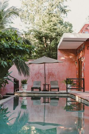 Situé à Nantes, notre showroom vous permet de découvrir nos différentes solutions piscine et d’échanger avec nos experts. Vous y trouverez également une sélection d’équipements Solidpool fiables et adaptés aux contraintes des petits jardins : pompes, filtres, systèmes de couverture, dispositifs de drainage… Prenez rendez-vous ou venez visiter notre showroom pour imaginer ensemble votre future piscine béton, conçue pour durer et parfaitement intégrée à votre extérieur.