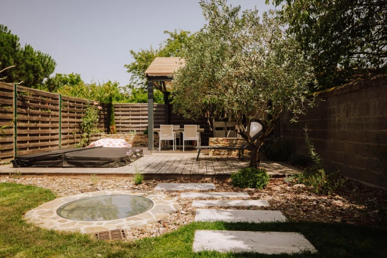 créer un coin d'ombre au jardin - pergolas